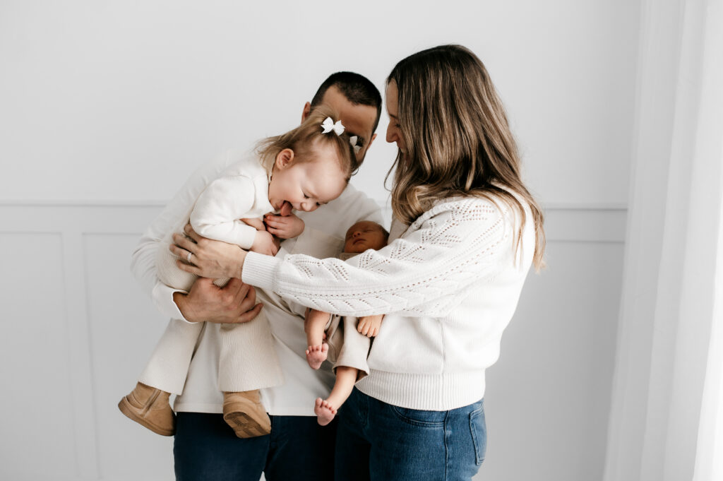 Minimal newborn photographer MN