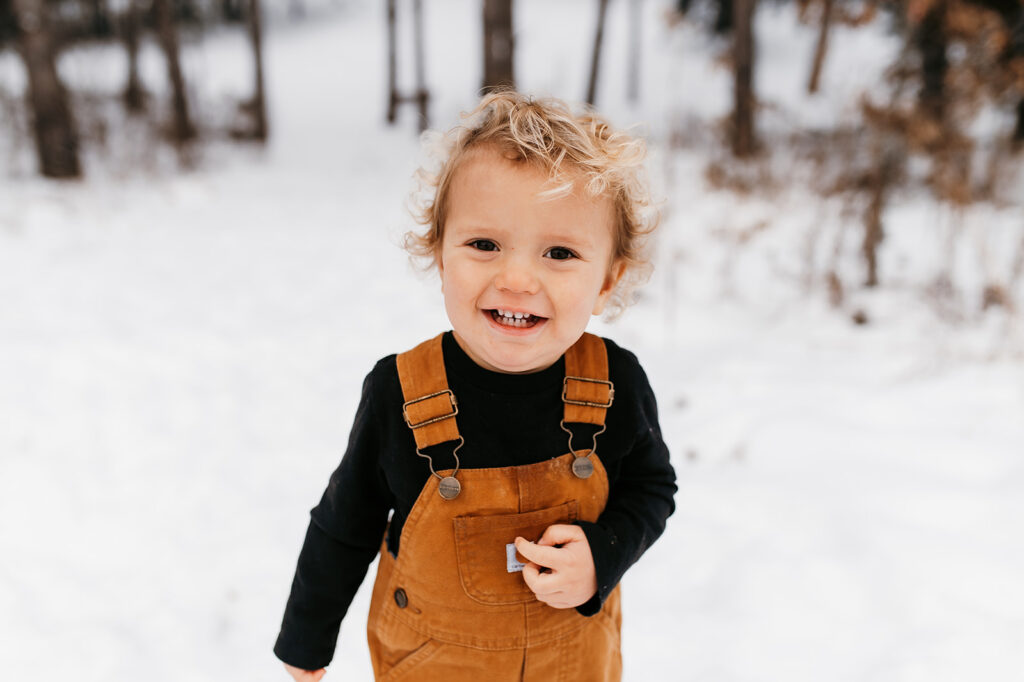 Outdoor winter family photos Wisconsin
